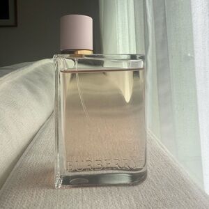 Burberry HER Eau de Parfum Bottle